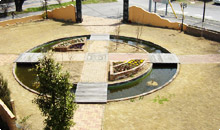 枕木、噴水、レンガ、芝生。展示場中央にある池には様々な素材が使われています。