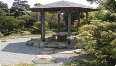 日本庭園に小来川の石で施した東屋風の空間を演出した趣のあるデザイン。